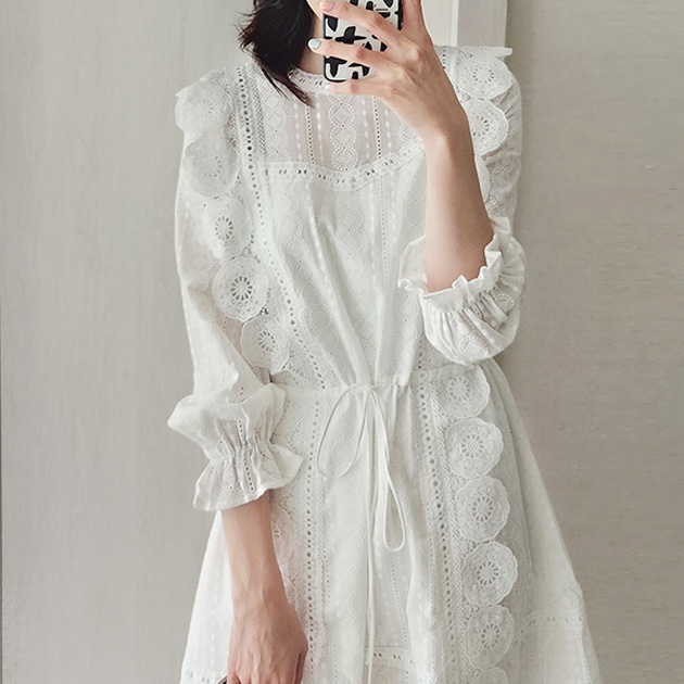 여름 화이트 프릴 펀칭 데이트룩, 리조트룩으로 완벽한 선택